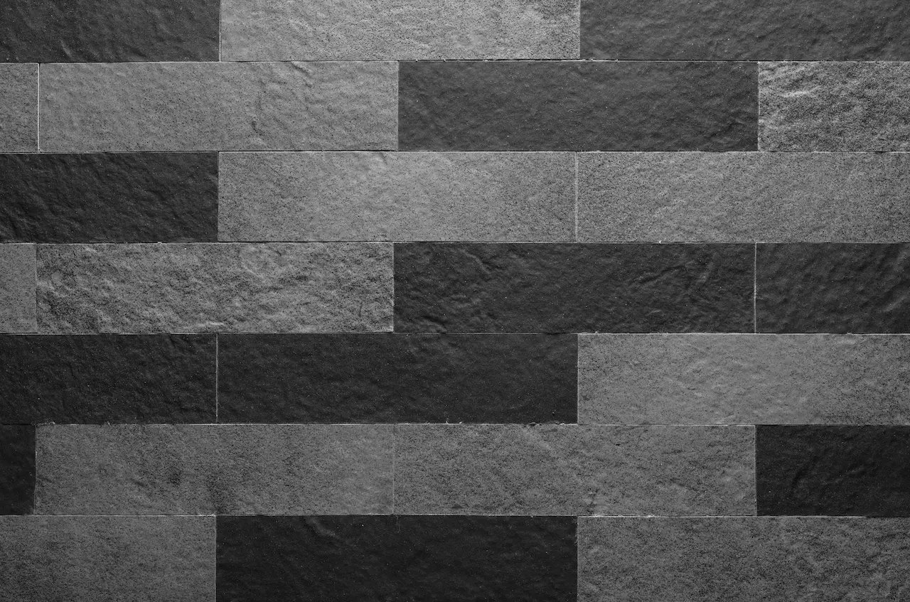 Two-tone masonry BRmix 05/09: gray and anthracite modules with thin, discreet joints