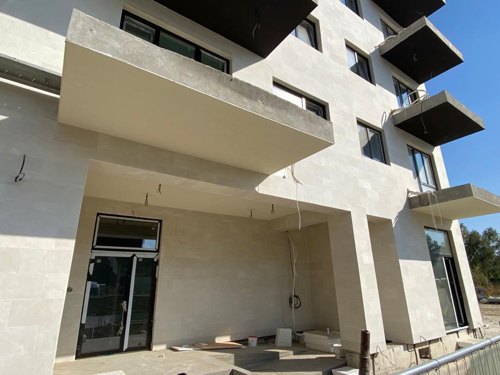 Ground floor with a covered entrance: walls and pillars clad in Butcher Beige flexible stone