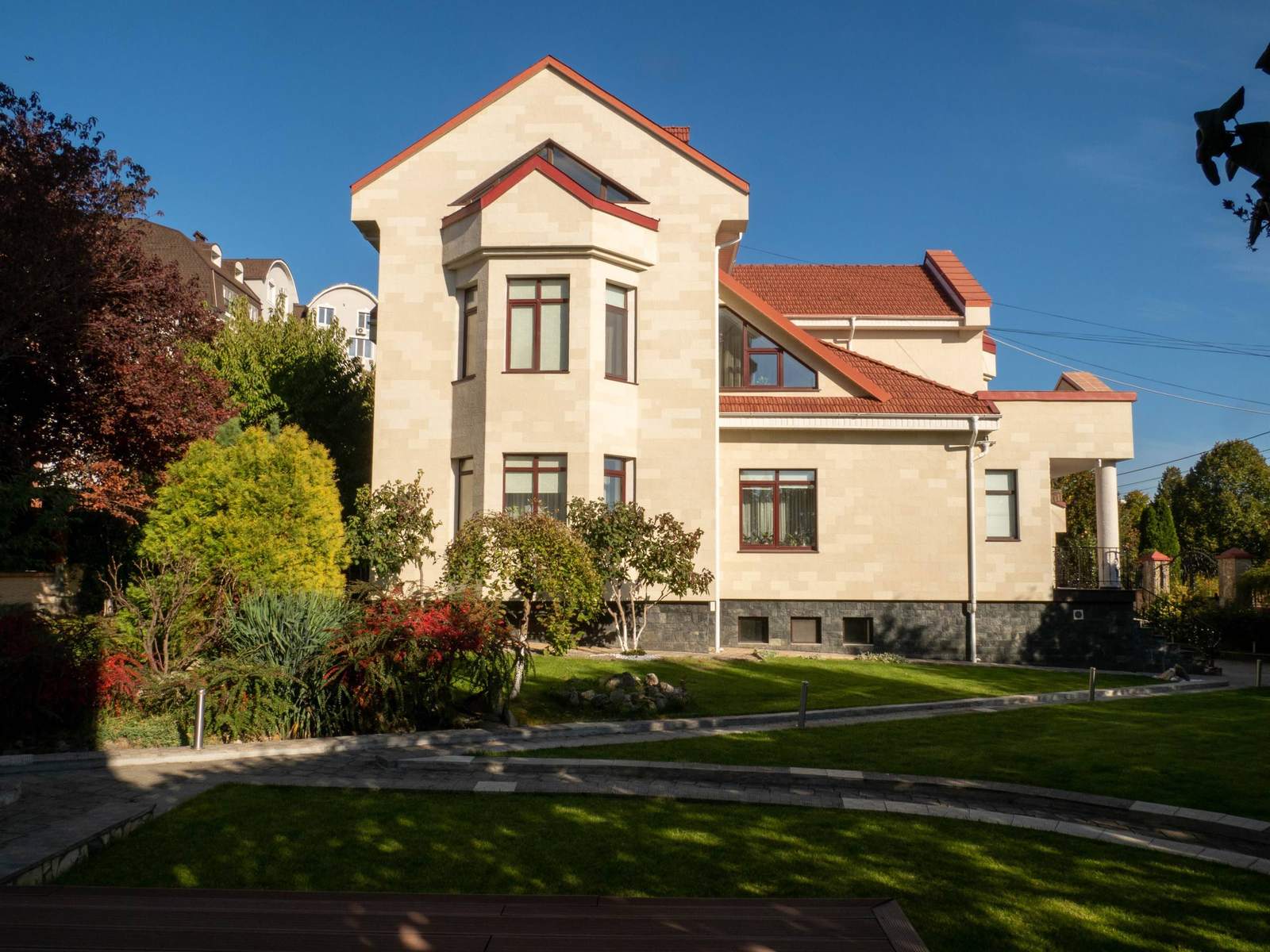 Private house with tall gables and a bay window, facade in Tender Rock flexible stone