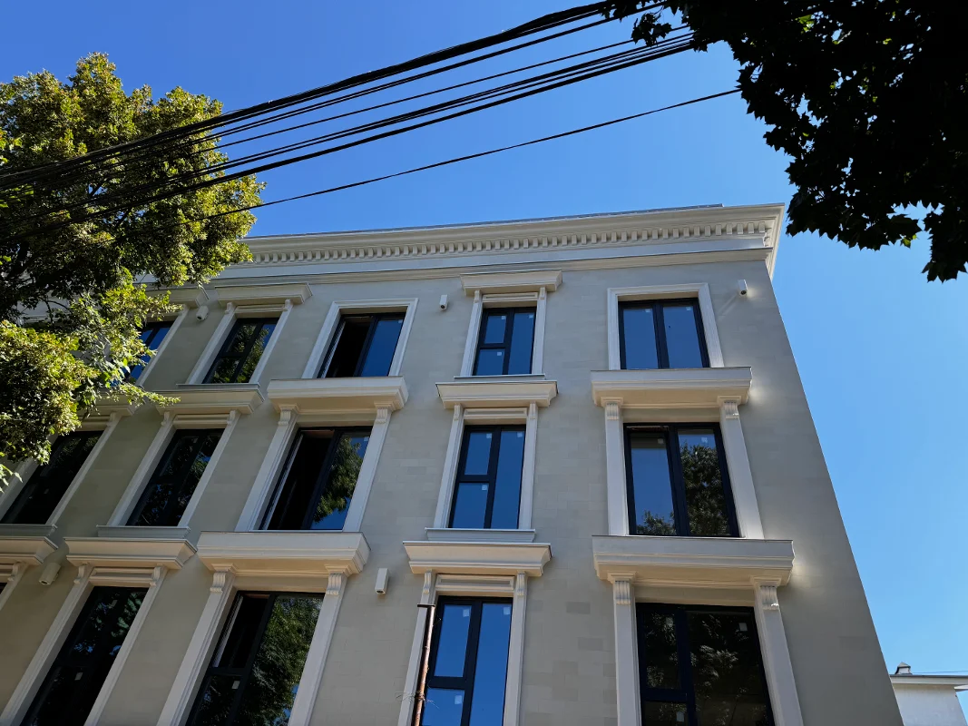 Flexible stone on a residential complex