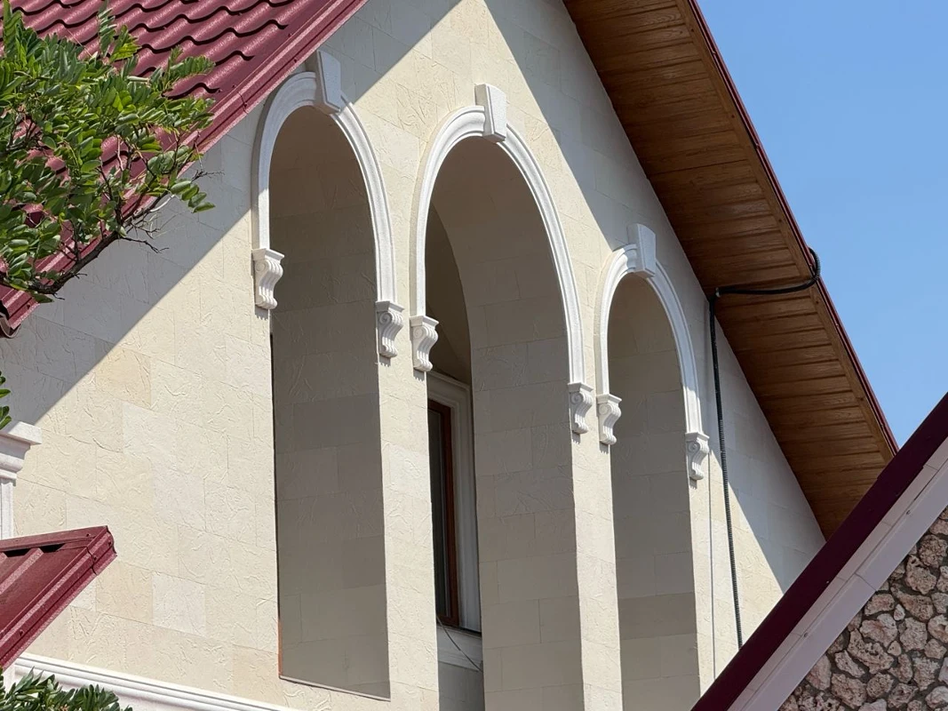 Flexible stone on a private house with arches